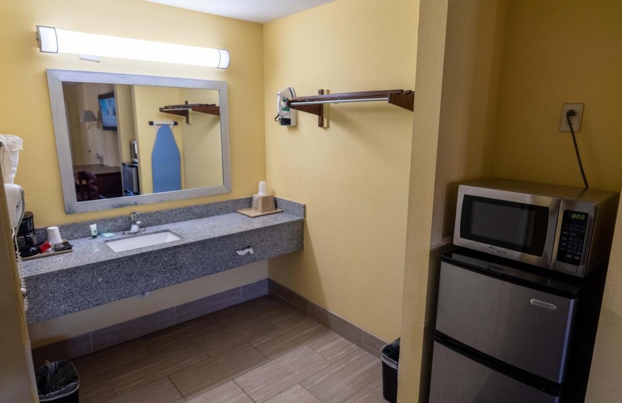 Loyalty Inn Hawkinsville Bagian luar foto
