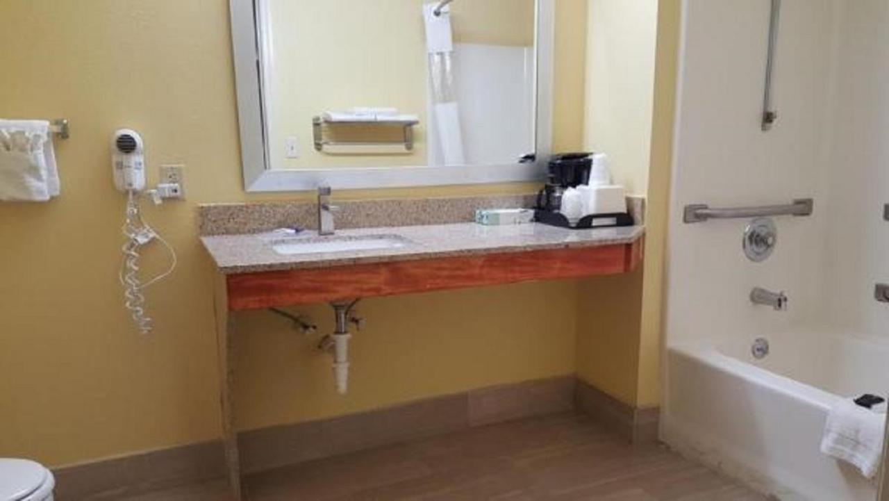 Loyalty Inn Hawkinsville Bagian luar foto