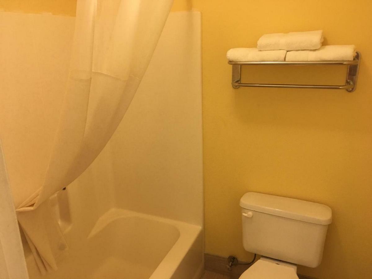 Loyalty Inn Hawkinsville Bagian luar foto