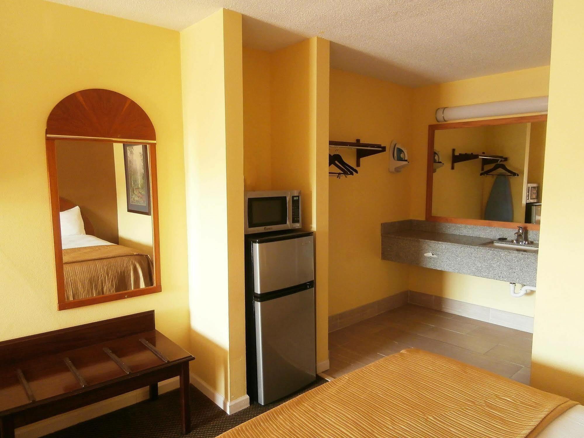 Loyalty Inn Hawkinsville Bagian luar foto